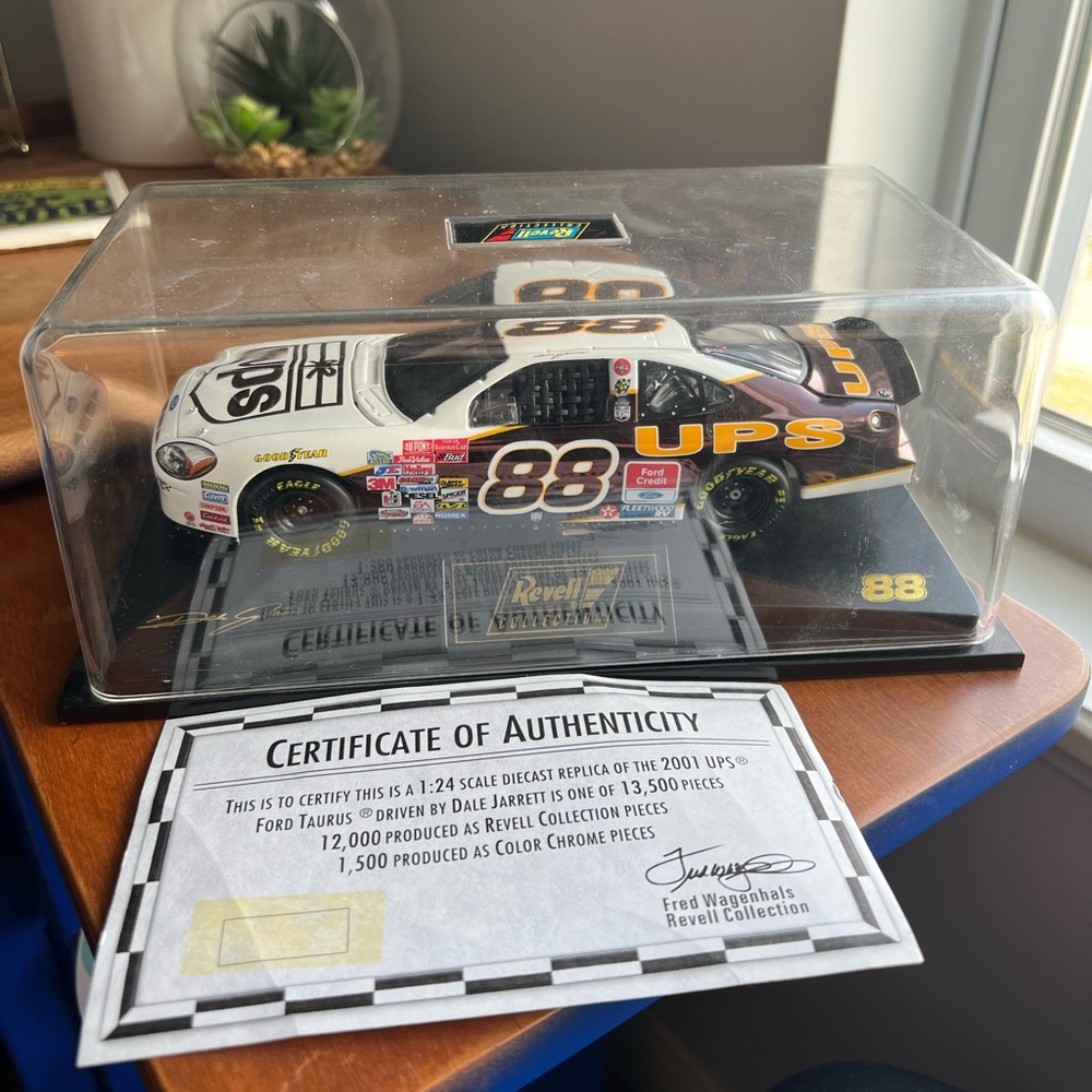 Dale Jarrett #88 UPS Ford Taurus 1:24 Diecast Car (COA)